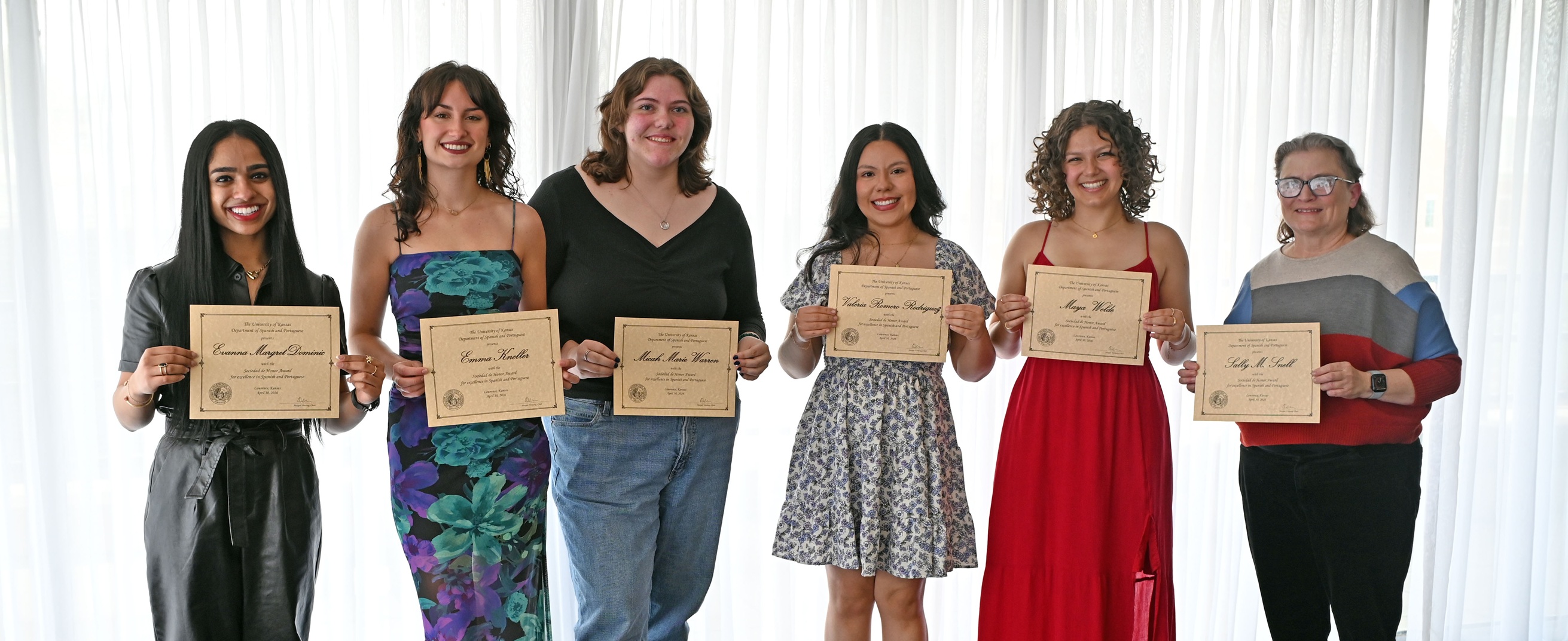 Group photo of Sociedad de Honor recipients holding certificates