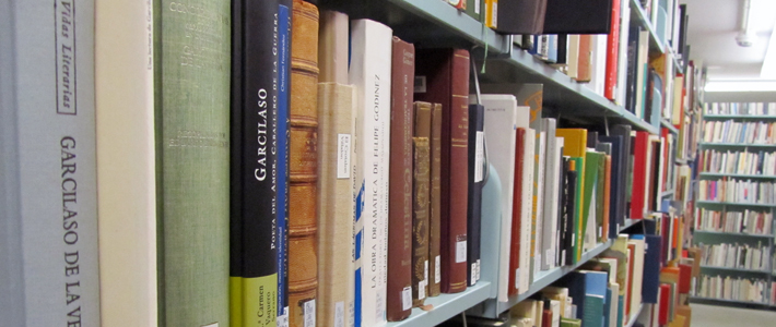 Photo of a bookshelf containing many Spanish-language books